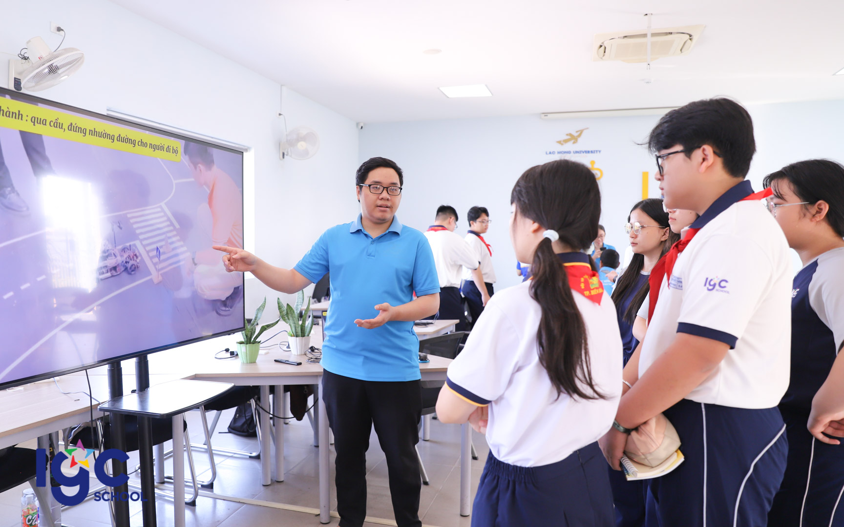 CHẠM TAY CÔNG NGHỆ TƯƠNG LAI TẠI ĐẠI HỌC LẠC HỒNG