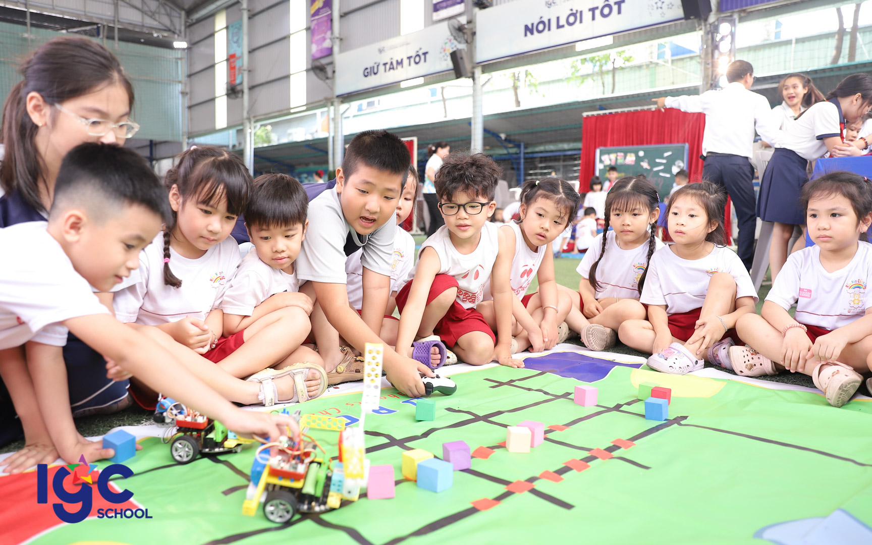 TRẢI NGHIỆM MỘT NGÀY LÀ HỌC SINH LỚP 1